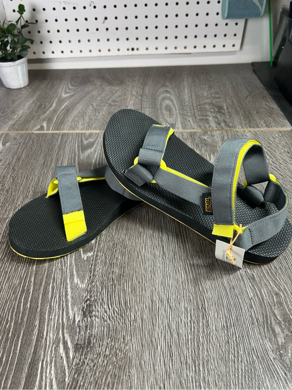 Teva men’s original universal Gray and Yellow Strap Sport Sandals Sz 9